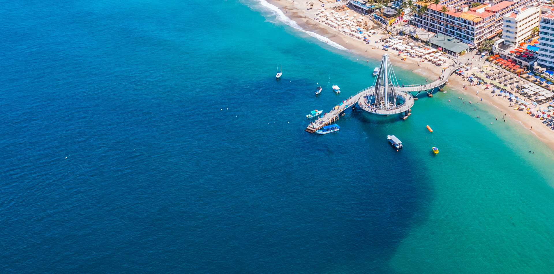 Vista aérea del malecón y muelle de Los Muertos en Puerto Vallarta