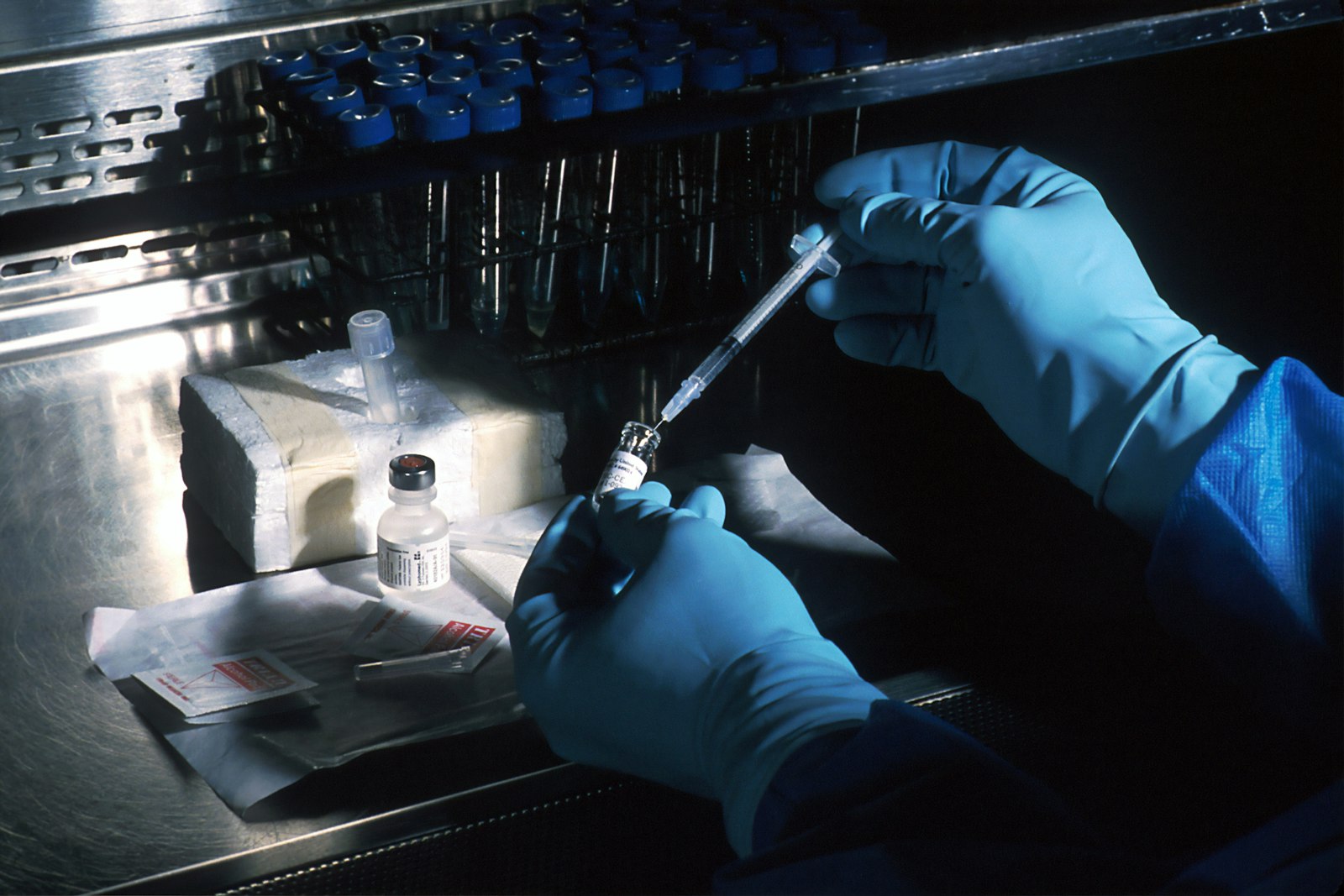 Profesional de salud preparando una dosis de vacuna en un laboratorio.